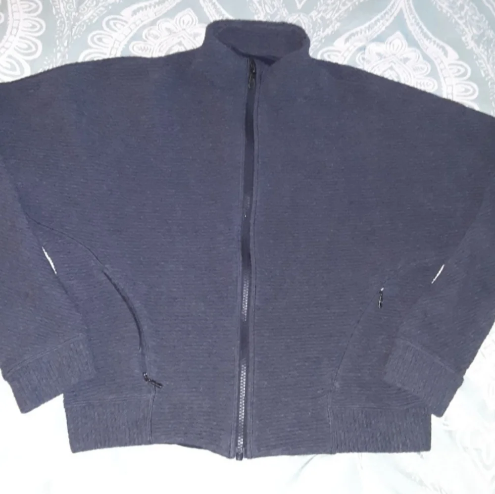 Lululemon Jacket 🖤🩶 - Picture 5 of 10
